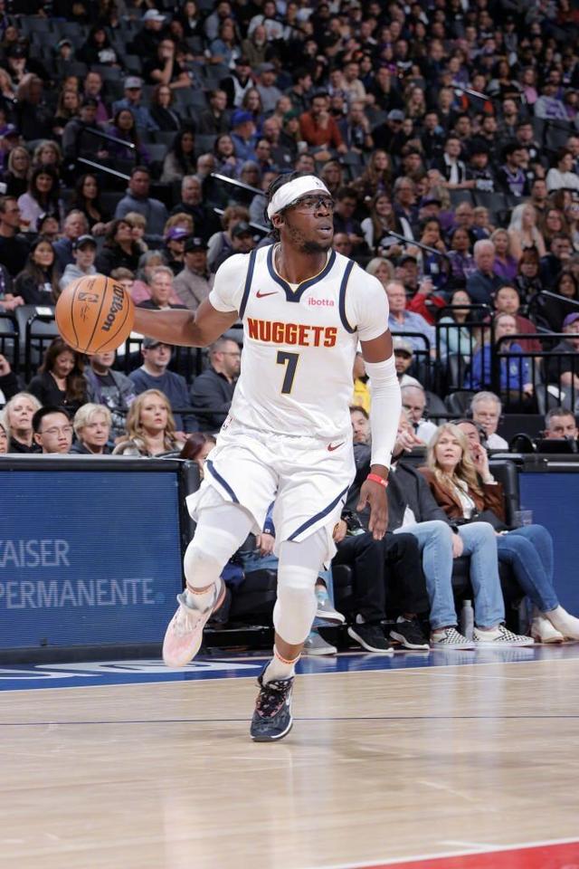 莎拉波娃爆冷击败掘金，战术调整引爆全场！的简单介绍